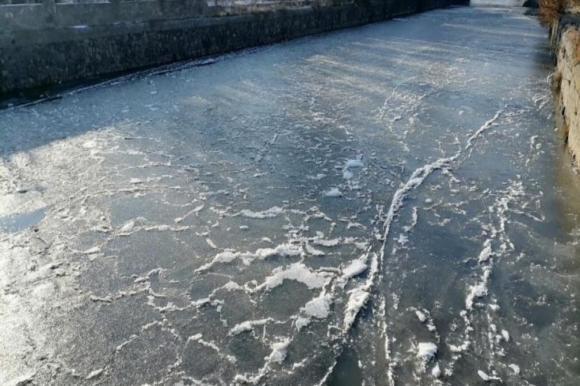 KARS ÇAYI BUZLA KAPLANDI