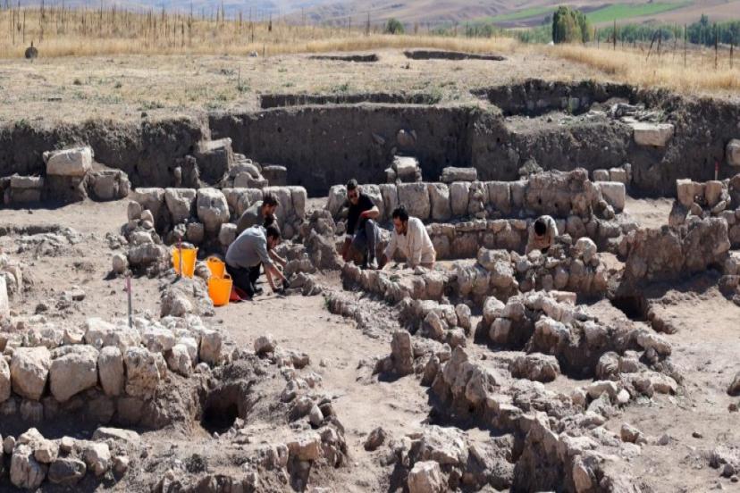 KAYALIPINAR'DA 56 ÇİVİ YAZILI TABLET VE 22 MÜHÜR BASKISI BULUNDU