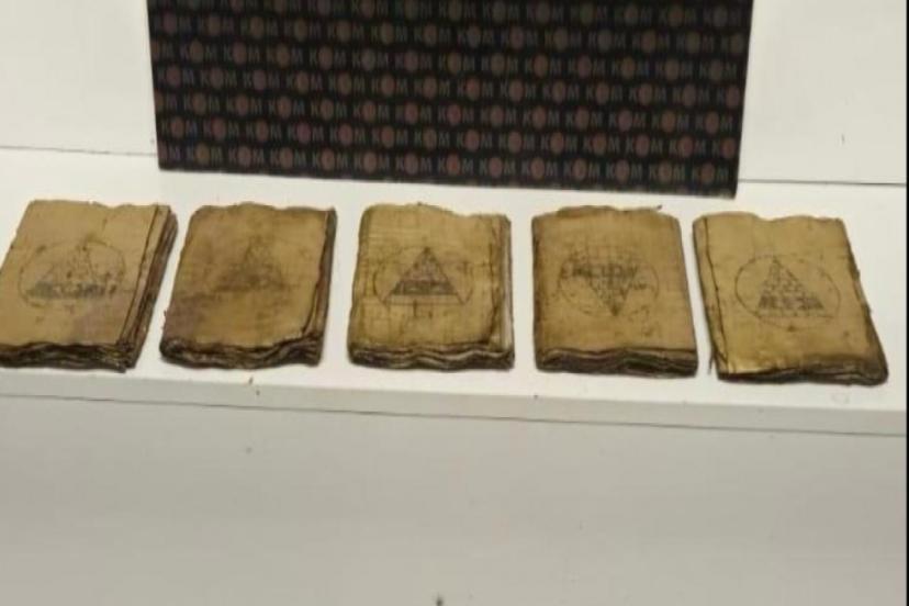 KAYSERİ'DE LAHİT VE 1800 YILLIK 5 EL YAZMASI KİTAP ELE GEÇİRİLDİ