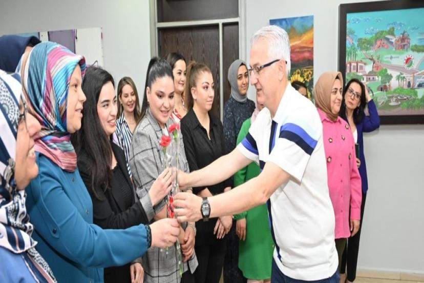 KEPEZ BELEDİYESİNDE  KARANFİLLİ KUTLAMA...