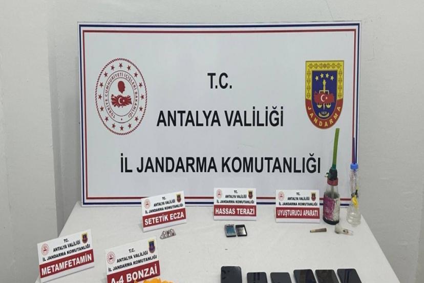 KEPEZ VE ALANYA’DA UYUŞTURUCU OPERASYONU: ÇOK SAYIDA MADDE VE SİLAH ELE GEÇİRİLDİ