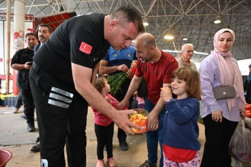 KEPEZ ZABITASI'NDAN ŞEKER VE ÇİÇEKLİ BAYRAM TEBRİĞİ