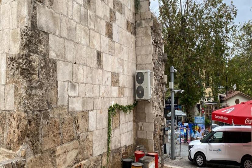 KİMDİR BU DUVARI DELENLER? ANTALYA’NIN TARİHİNE MATKAPLA MÜDAHALE!