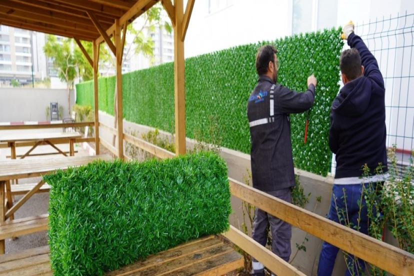 KONYAALTI BELEDİYESİ ARA TATİLDE OKULLARI YENİLİYOR