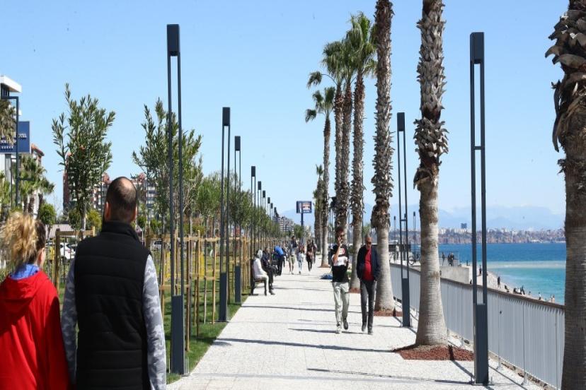 KONYAALTI LİMAN HALK PLAJI YOĞUN İLGİ GÖRÜYOR