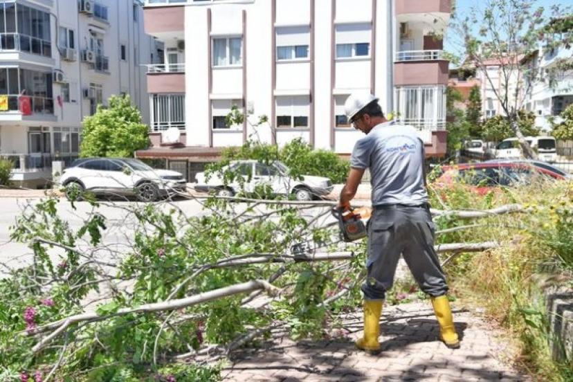 KONYAALTI'NDAN FIRTINA GEÇTİ
