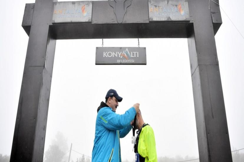 KONYAALTI’NI MAVİDEN BEYAZA KOŞARAK KEŞFETTİLER