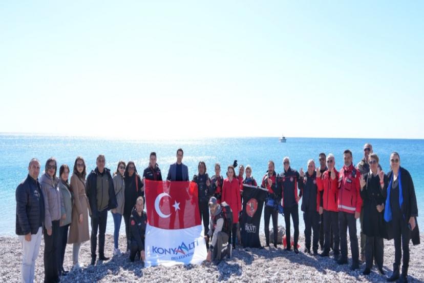 KONYAALTI SAHİLİNİ VE DENİZİ TEMİZLEDİLER