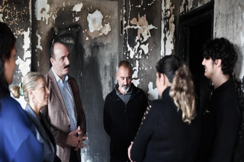 KOTAN EVİ YANAN AİLEYİ YALNIZ BIRAKMADI