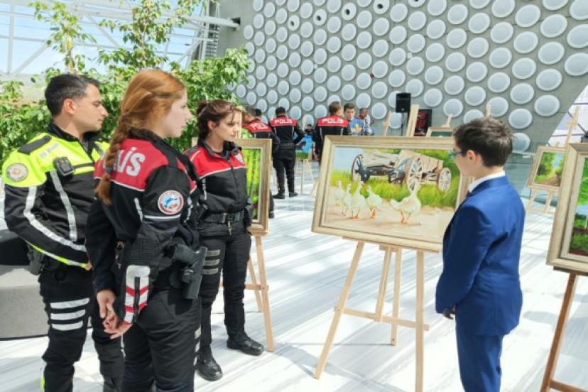 KÜÇÜK RESSAM'DAN ŞEHİT BAABSININ ANISINA SERGİ