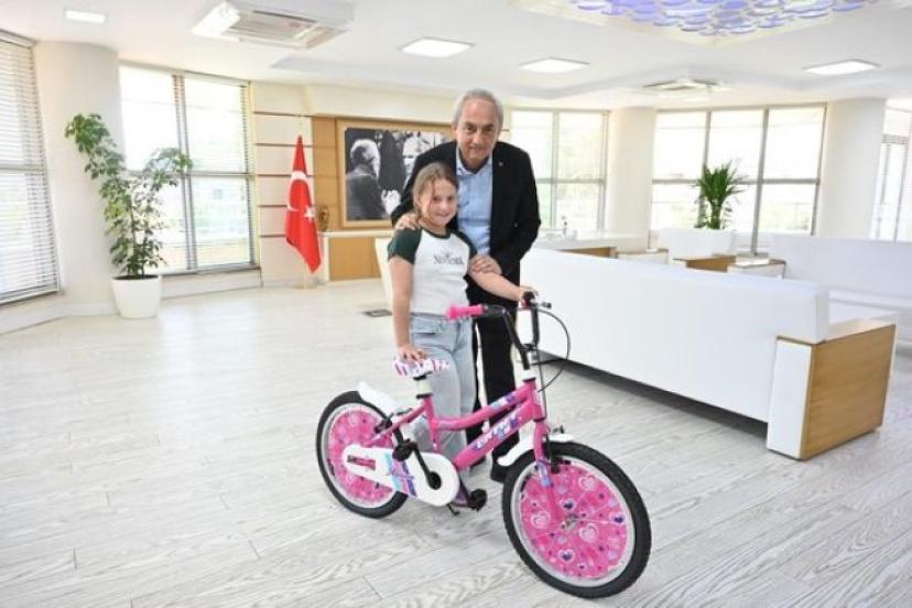 KÜÇÜK SEHER’E PEMBE BİSİKLET 