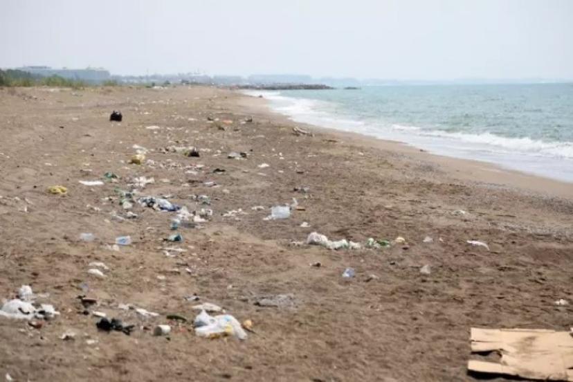 KUMKÖY SAHİLİ'NDE BARAKALAR KALDIRILDI, ÇÖPLÜK GÖRÜNTÜSÜ KALDI 