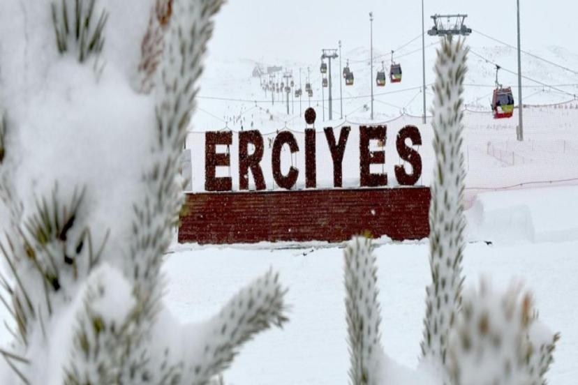MARTTA YAĞAN KAR ERCİYES'TE KAYAK SEZONUNA BAHARA ÇEVİRDİ
