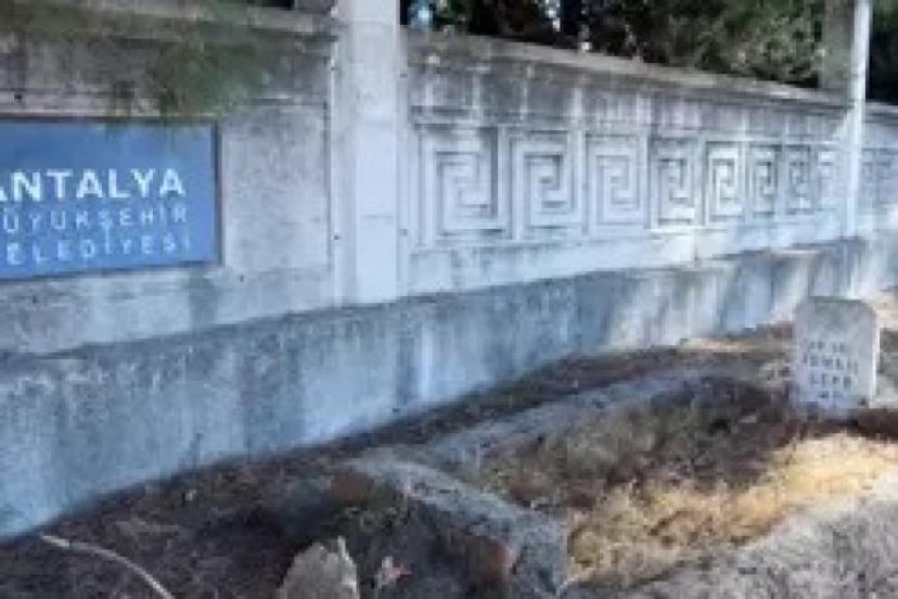 MEZARLIĞIN DIŞINDA GÖREN ŞAŞKINA DÖNÜYOR