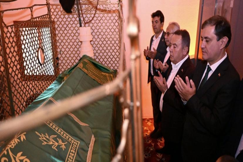 MUHİTTİN BÖCEK KADİR GECESİNİ ELMALI'DA GEÇİRDİ