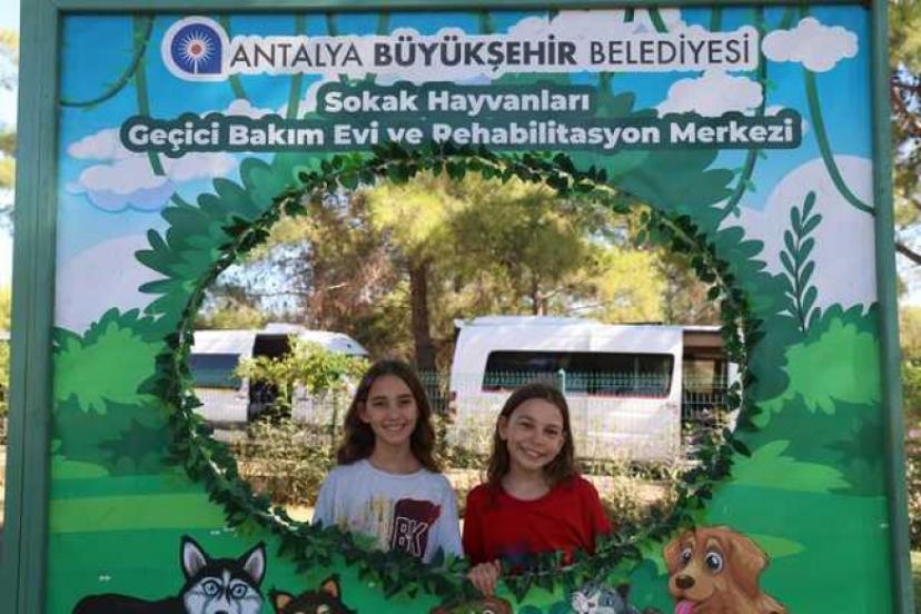 ÖĞRENCİLER SOKAK HAYVANLARI BAKIMEVİNİ  ZİYARET ETTİ