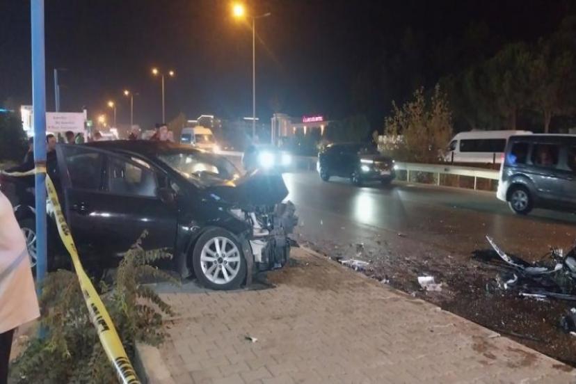 OTOMOBİL YAYAYA ÇARPTI, KARŞI ŞERİDE GEÇTİ: 2 ÖLÜ, 2 YARALI