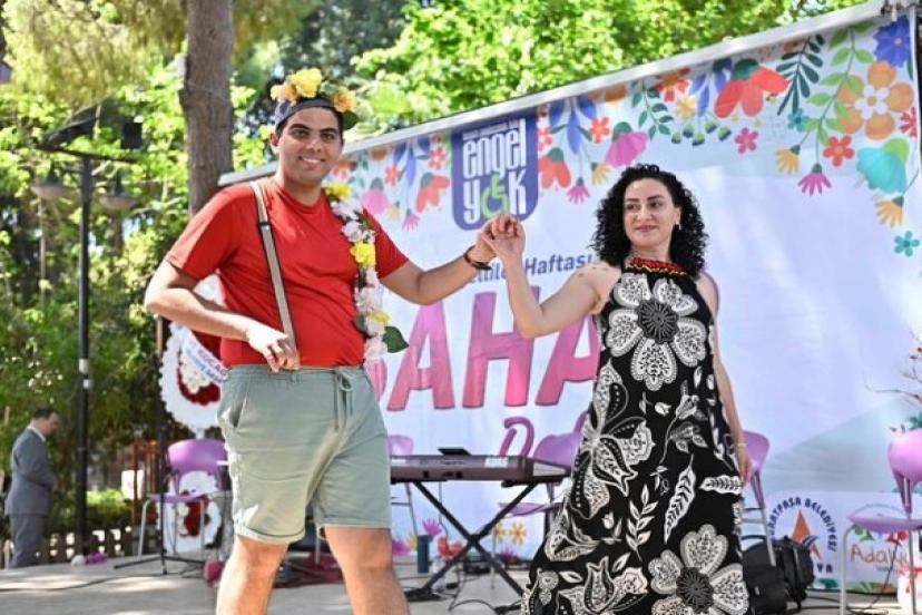 ÖZEL ÇOCUKLAR KIRMIZI HALIDA 