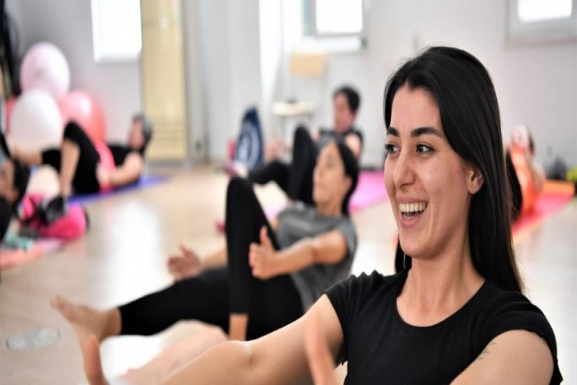 PİLATES, YOGA VE ZUMBAYLA SAĞLIKLI KALIYORLAR