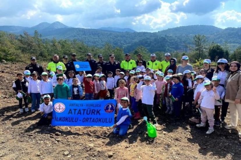 POLİSİMİZ ÖĞRENCİLERLE FİDAN DİKTİ