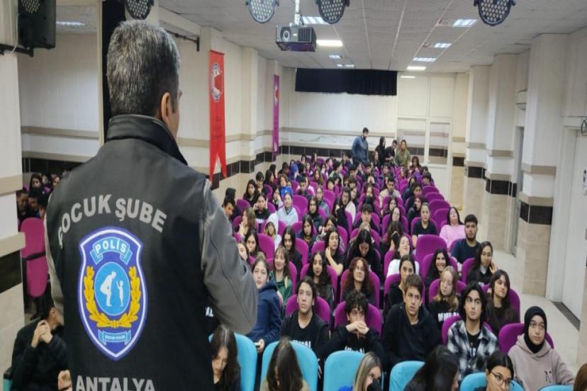 POLİSİN "GÜVENLİ OKULLAR" SEMİNERLERİ SÜRÜYOR 
