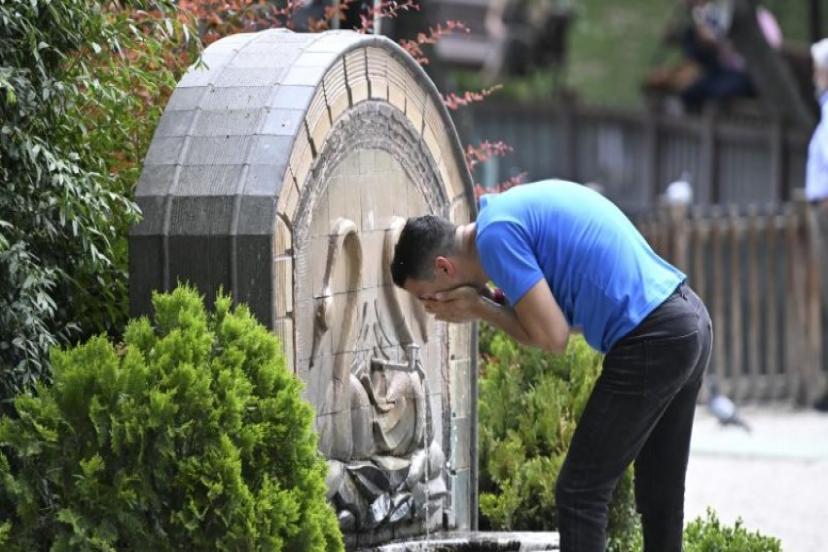 SAĞLIK BAKANLIĞI AŞIRI SICAKLARA KARŞI VATANDAŞLARI UYARDI