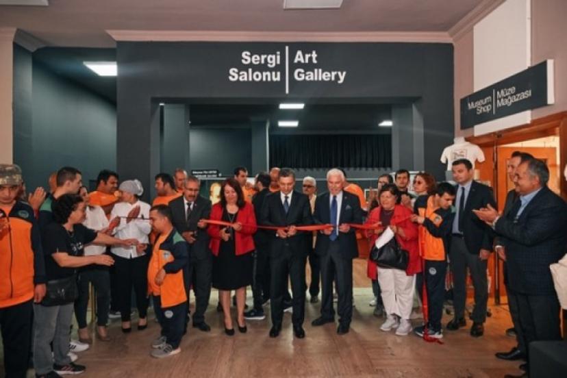 ŞAHİN, OTİZMLİ ÇOCUKLARIN SERGİSİNİ AÇTI