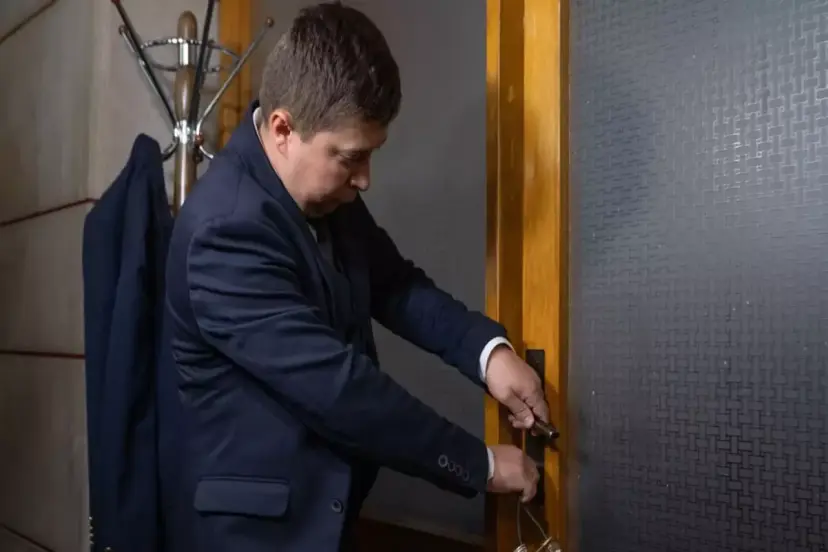 SALON BOŞALTILDI, KAPILAR KİLİTLENDİ