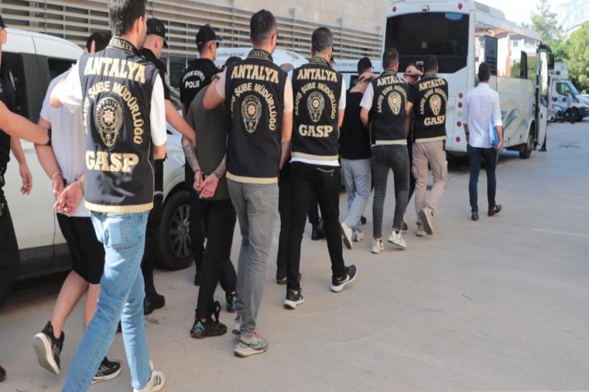 SİLAHLI SUÇ ÖRGÜTÜNE EŞ ZAMANLI OPERASYON: 2 TUTUKLAMA