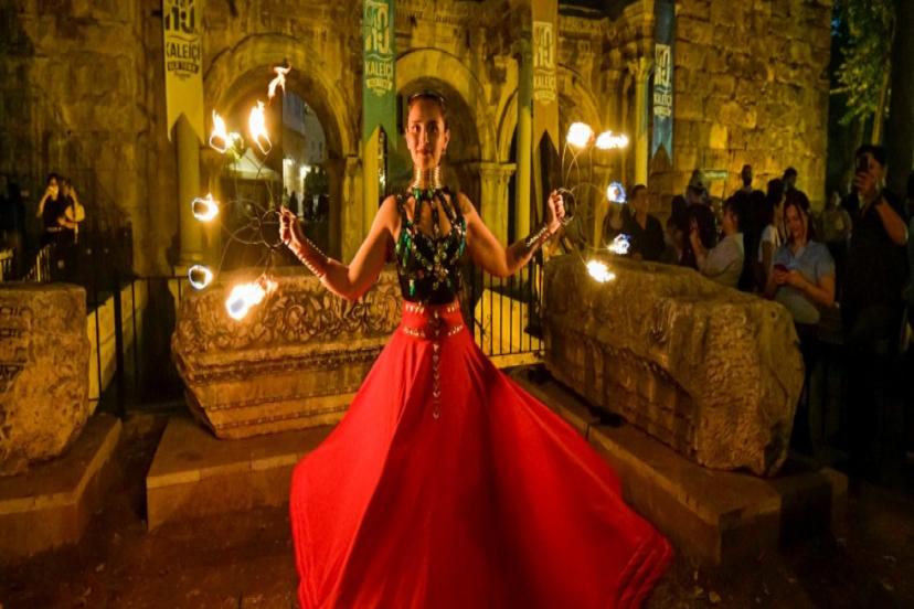 TARİHİ SOKAKLARDA BÜYÜLEYİCİ KORTEJ COŞKUSU