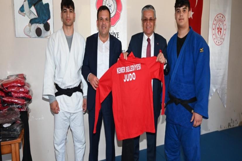 TOPALOĞLU’NDAN JUDOCULARA MALZEME DESTEĞİ 