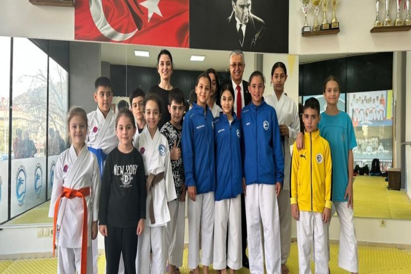 TOPALOĞLU’NDAN KARATECİLERE ZİYARET 