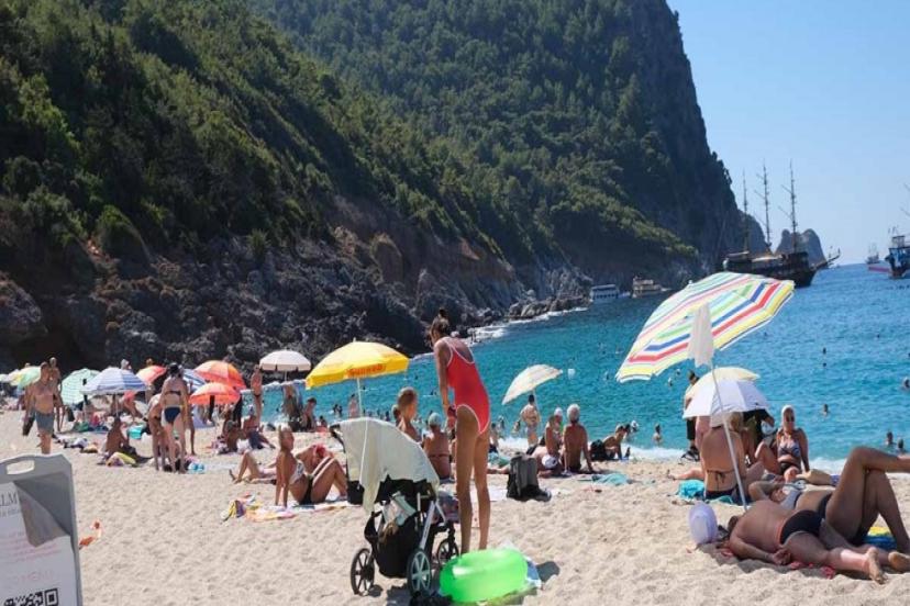 TURİSTLERİN GÖZDESİ: ANTALYA’DA SARI YAZ KEYFİ