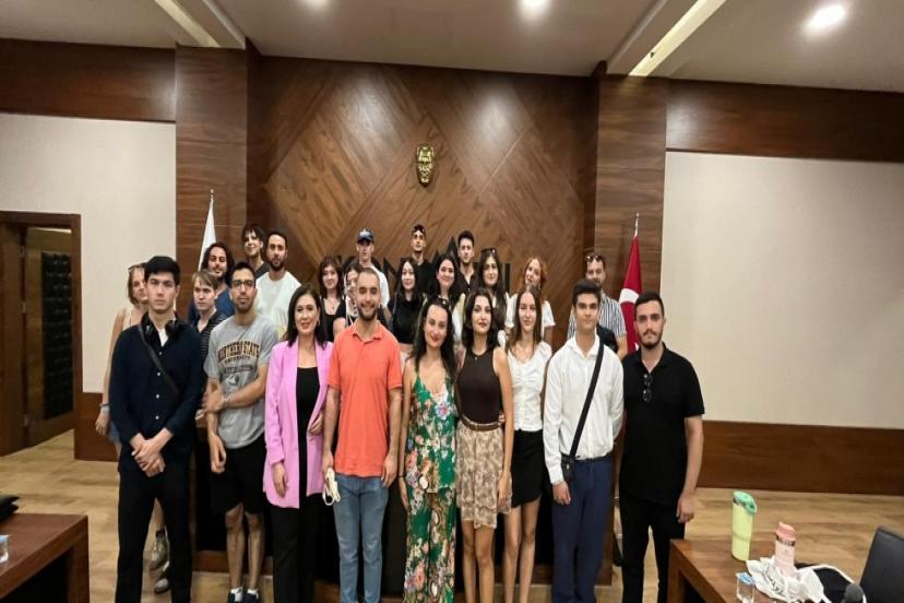 TÜRK VE ALMAN GENÇLER SİYASETİ KONUŞTU