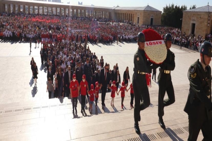 TÜRKİYE’NİN DÖRT BİR YANINDAN 40 BİN KİŞİ ATA’SININ HUZURUNDA
