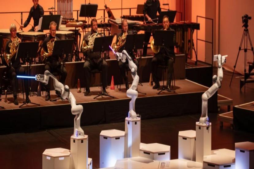 ÜÇ KOLLU ROBOT ORKESTRA ŞEFİ DRESDEN'DE İLK KEZ SAHNEYE ÇIKTI