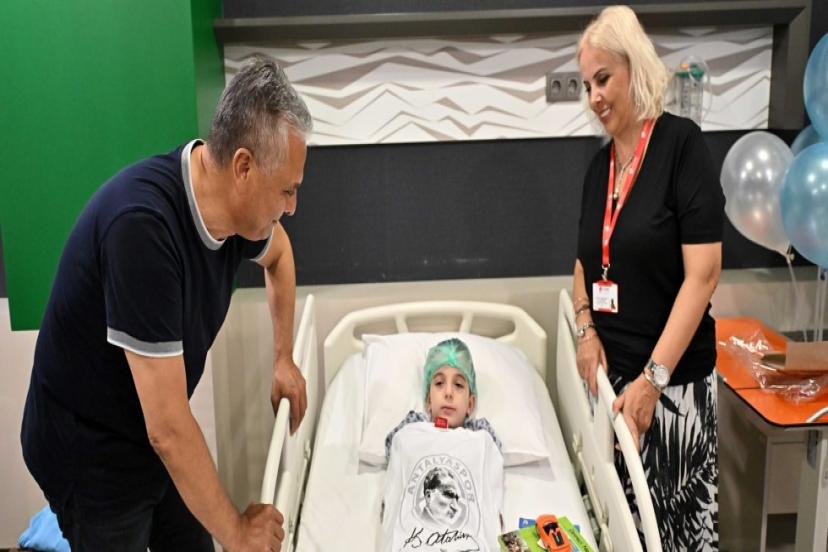 ÜMİT UYSAL AYNI KAREDE...