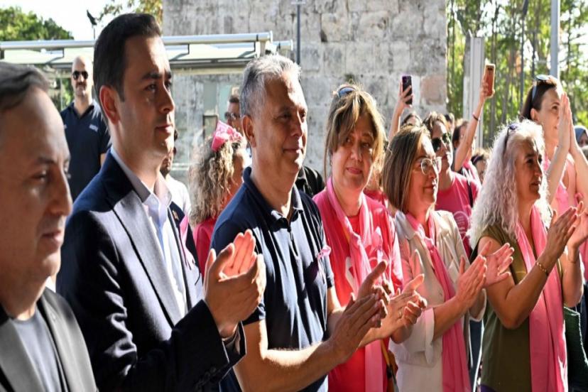 ÜMİT UYSAL’DAN MEME KANSERİ FARKINDALIK YÜRÜŞÜNE DESTEK