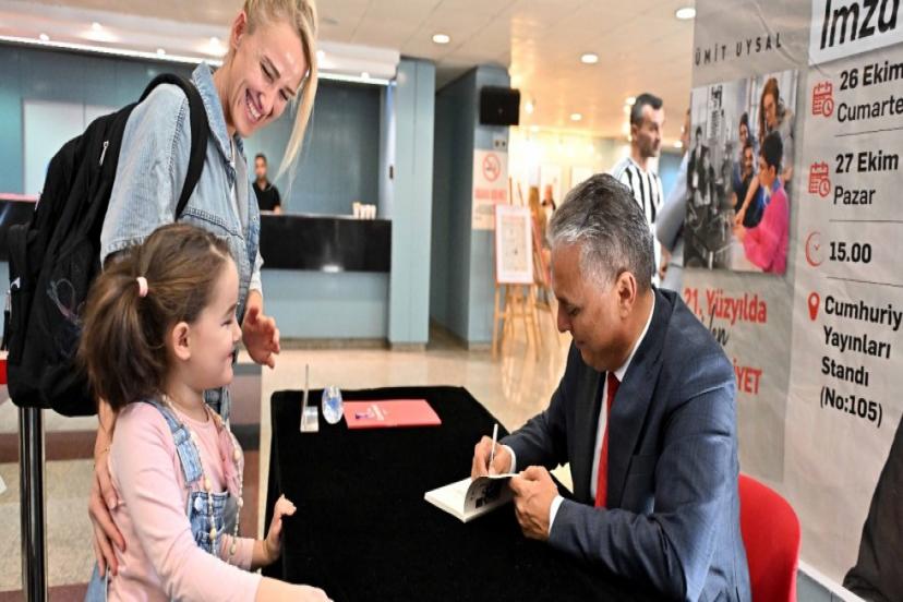 UYSAL, KİTABININ İMZA GÜNÜNDE