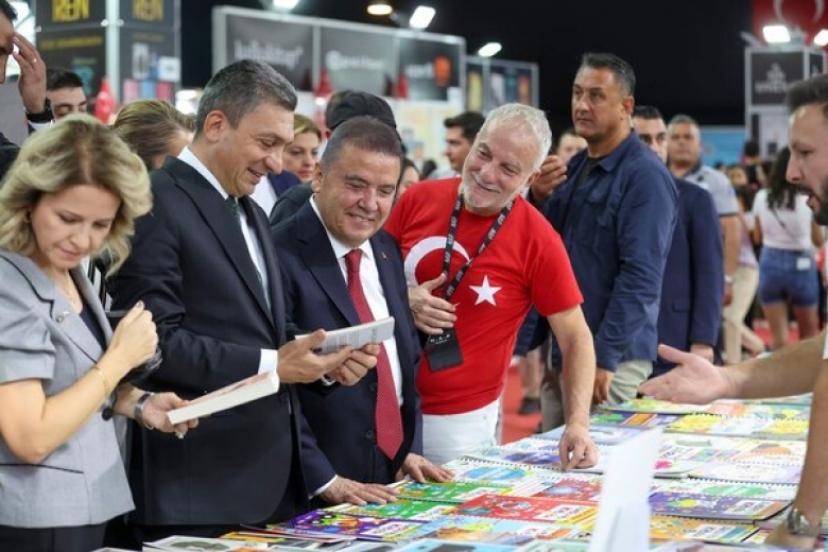 VALİ ŞAHİN KİTAP FUARINDA STANDLARI GEZDİ