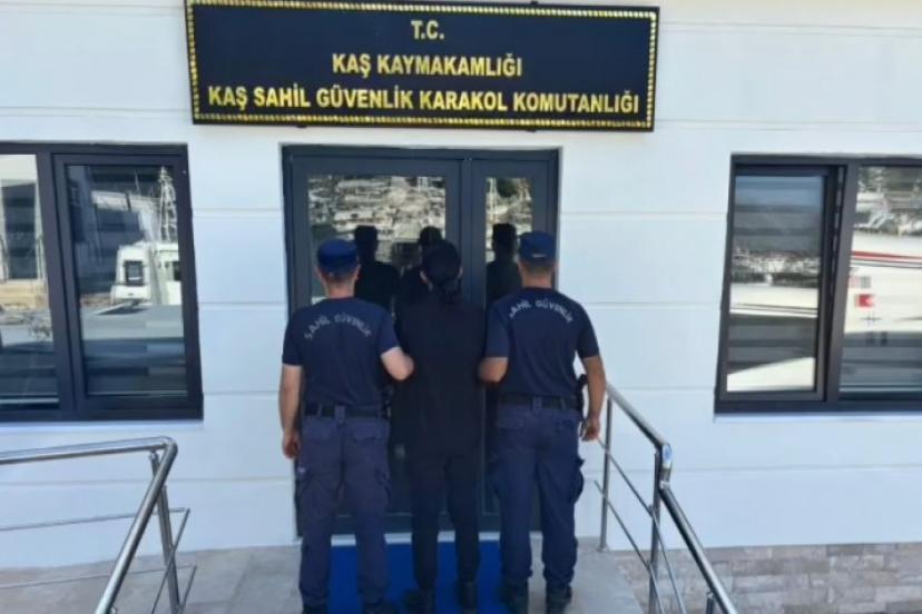 YÜZEREK YUNAN ADASINA KAÇAMADAN YAKALANDI