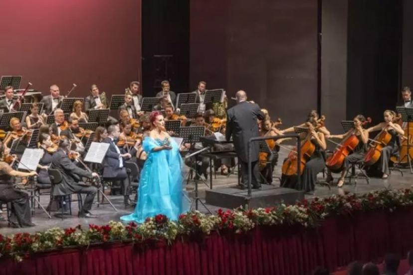 ZAMANIN GÖLGESİNDE BİR AŞK