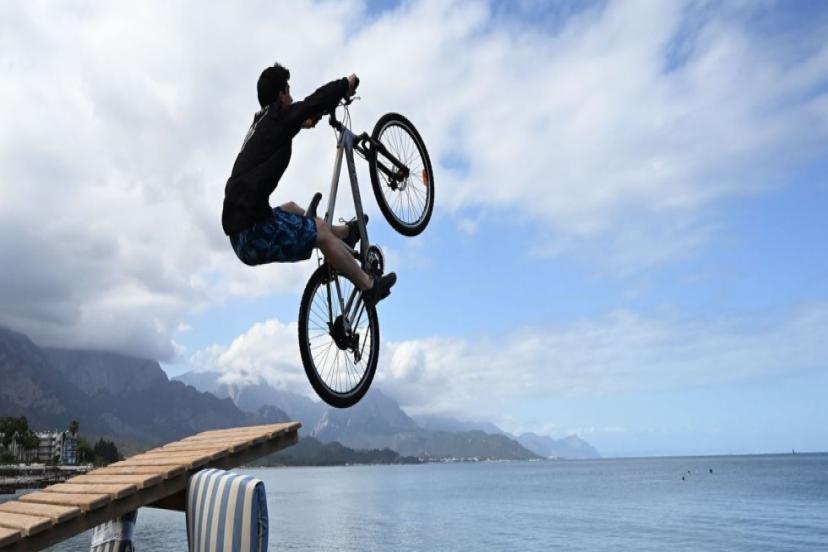 ZİRVE'DEN DENİZE PEDAL ÇEVİRDİLER